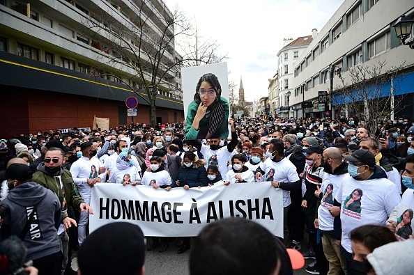 Marche blanche à la mémoire d'Alisha, âgée de 14 ans, dont le corps battu a été retrouvé dans la Seine après avoir subi du harcèlement en ligne à l'école. Argenteuil le 14 mars 2021. (Photo : MARTIN BUREAU/AFP via Getty Images)