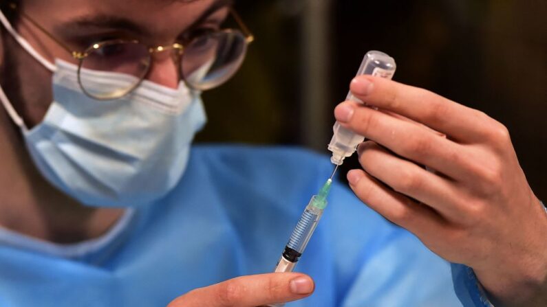 Un médecin prépare des doses du vaccin Pfizer/BioNTech dans un centre de vaccination temporaire installé dans un hall du Parc des Expositions de Toulouse, dans le sud de la France, le 27 mars 2021 (Photo de GEORGES GOBET/AFP via Getty Images)