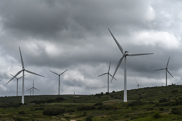 Des éoliennes près de Villeveyrac, dans le sud de la France, le 1er juin 2021. (PASCAL GUYOT/AFP via Getty Images)