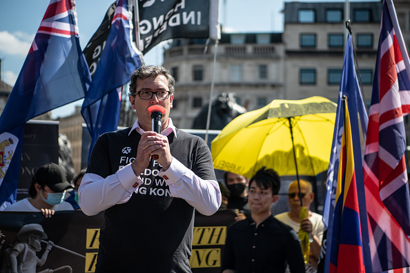 -Le militant Benedict Rogers prend la parole lors d'un rassemblement pour la démocratie à Hong Kong le 12 juin 2021 à Trafalgar Square à Londres, en Angleterre. Photo de Laurel Chor/Getty Images