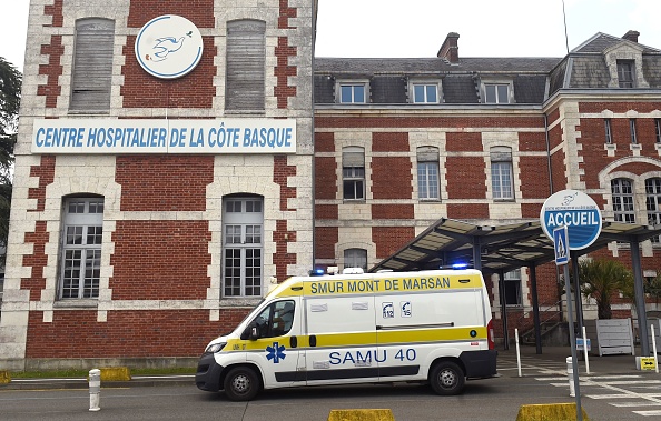 Entrée de l'hôpital de Bayonne, dans le sud-ouest de la France. (GAIZKA IROZ/AFP via Getty Images)