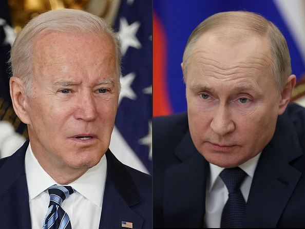 Le président américain Joe Biden à Washington, DC le 18 novembre 2021 et le président russe Vladimir Poutine à Moscou, le 4 décembre 2021. (Photo de MANDEL NGAN et Mikhail Metzel / AFP via Getty Images)