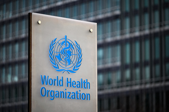 Logo de l'Organisation mondiale de la santé au siège de Genève, le 7 décembre 2021. (Photo de Fabrice COFFRINI / AFP via Getty Images.)