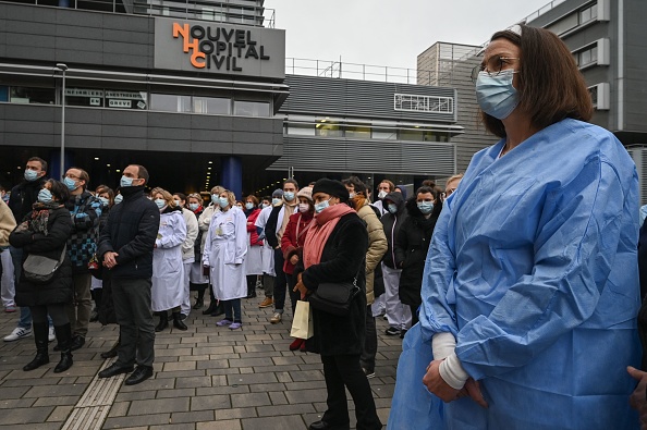 Rassemblement devant le Nouvel Hôpital Civil (NHC) de Strasbourg, le 7 janvier 2022, pour protester contre leurs conditions de travail et le niveau des moyens financiers des hôpitaux en France.  (PATRICK HERTZOG/AFP via Getty Images)