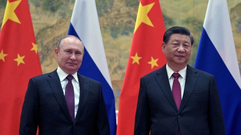 Le président russe Vladimir Poutine  et le président chinois Xi Jinping posent lors de leur rencontre à Pékin, le 4 février 2022.  (Photo par ALEXEI DRUZHININ/Sputnik/AFP via Getty Images)