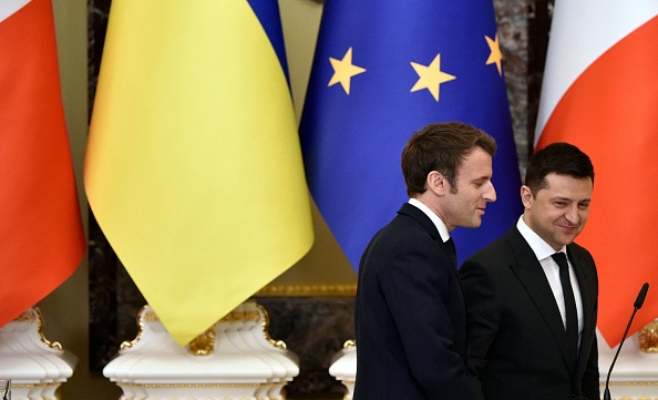 Le Président ukrainien Volodymyr Zelensky  et le Président français Emmanuel Macron à un meeting à Kiev en février 2022.  (Photo :  SERGEI SUPINSKY/AFP via Getty Images)