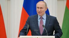 Guerre en Ukraine : Vladimir Poutine honore une brigade accusée par l’Ukraine des exactions de Boutcha