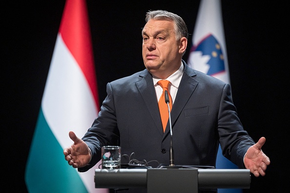 Le Premier ministre hongrois Viktor Orban lors d'une conférence de presse conjointe avec son homologue slovène Janez Jansa, après une réunion à Lendava, une ville où vit une importante minorité ethnique hongroise, le 21 février 2022. (Photo : JURE MAKOVEC/AFP via Getty Images)