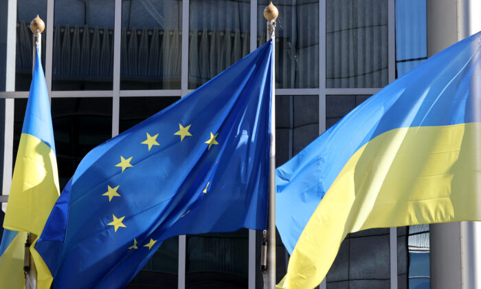 Le drapeau ukrainien flotte à côté du drapeau de l'Union européenne devant le siège du Parlement européen. (François Walschaerts/AFP via Getty Images)