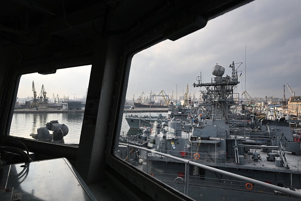 Des navires militaires amarrés au port militaire de Constanta, le 4 mars 2022. Une mer Noire qui est plus tendu que jamais avec la guerre en Ukraine et la menace d'une influence russe grandissante. Photo de Daniel MIHAILESCU / AFP via Getty Images.