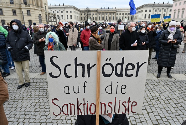 Une manifestation anti-guerre avec une pancarte appelant à des sanctions contre l'ancien chancelier allemand Gerhard Schroeder, à Berlin, le 6 mars 2022. Photo de John MACDOUGALL / AFP via Getty Images.