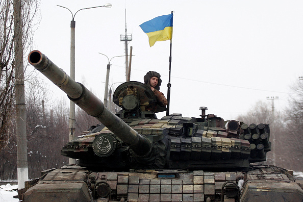 -Un militaire des forces ukrainiennes prend position dans la région de Louhansk le 11 mars 2022. Photo par ANATOLII STEPANOV/AFP via Getty Images.