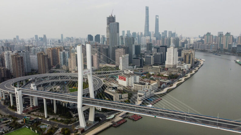 Une vue aérienne du pont Nanpu sur le fleuve Huangpu qui unit les districts confinés de Pudong (à droite), et de Puxi (à gauche). (Photo par HECTOR RETAMAL/AFP via Getty Images)