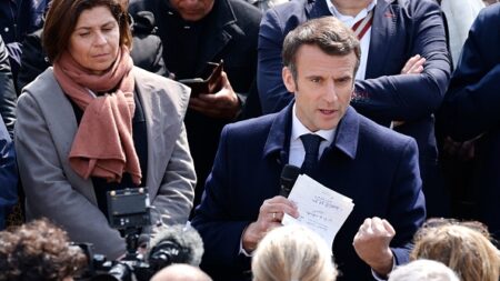 Emmanuel Macron « opposé à la légitime défense » : ses adversaires réagissent