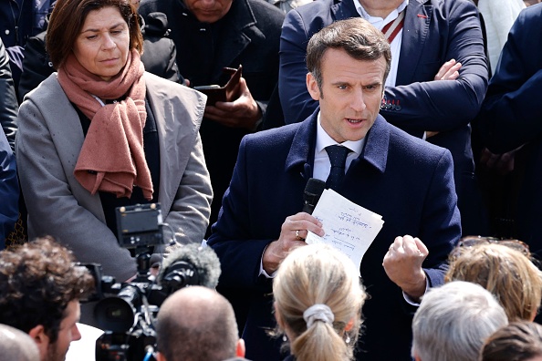Emmanuel Macron prononce un discours lors d'une visite de campagne à Fouras, dans l'ouest de la France, le 31 mars 2022.  (LUDOVIC MARIN/AFP via Getty Images)