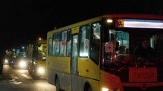Ukraine: Une colonne de bus avec des habitants de Marioupol arrive à Zaporojie (AFP)