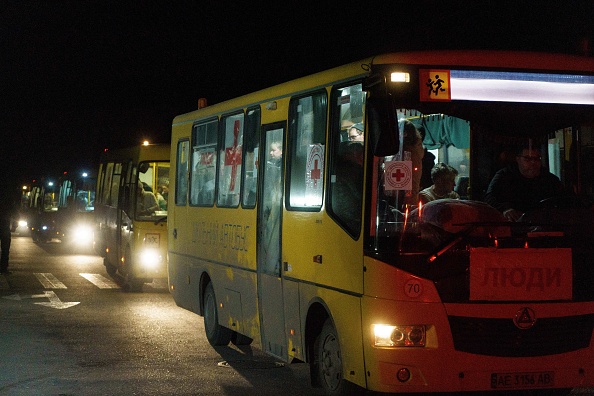-Un convoi de 30 bus transportant des évacués de Marioupol et Melitopol arrive au centre d'enregistrement de Zaporizhzhia, le 1er avril 2022. Photo par EMRE CAYLAK/AFP via Getty Images.