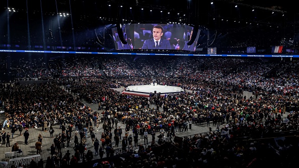 Le Président-candidat Emmanuel Macron a réuni ses troupes samedi lors d'un meeting à l'Arena La Défense, à Nanterre, le 2 avril 2022 en vue du premier tour des élections qui se tiendra le 10 avril. (Photo LUDOVIC MARIN/AFP via Getty Images)