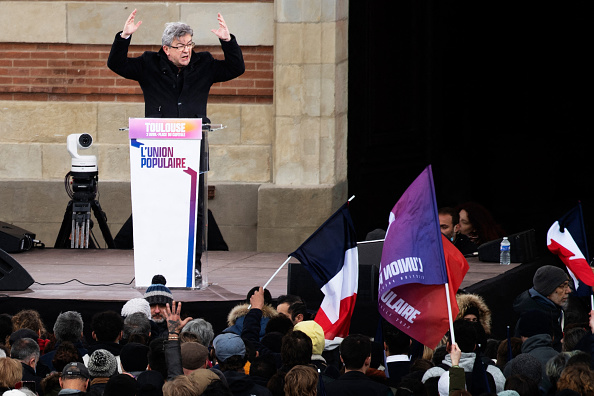 Le candidat à la présidence du parti La France Insoumise (LFI), Jean-Luc Mélenchon, sur la place du Capitole à Toulouse, le 3 avril 2022.  (MATTHIEU RONDEL/AFP via Getty Images)