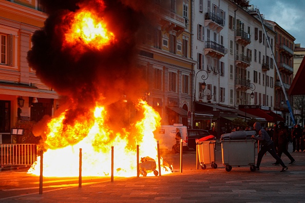 Des manifestants jettent des poubelles dans un feu à Ajaccio, le 3 avril 2022, à la suite d'un rassemblement en hommage à Yvan Colonna, mortellement agressé en prison.(Photo : PASCAL POCHARD-CASABIANCA/AFP via Getty Images)