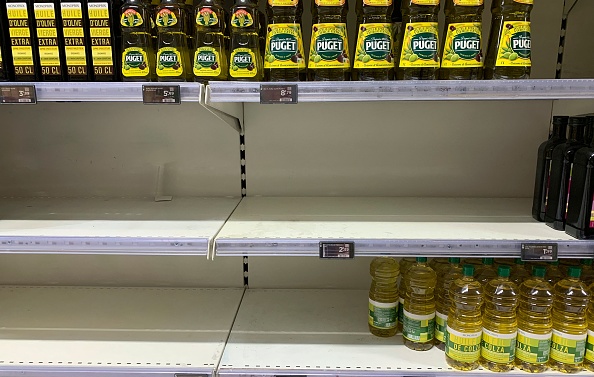 Une photo prise le 5 avril 2022 montre des étagères vides où l'on trouve habituellement de l'huile de tournesol dans un supermarché à Paris. (THOMAS COEX/AFP via Getty Images)