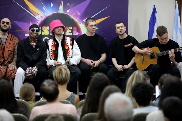 Kalush Orchestra défendra les couleurs de l'Ukraine au concours européen Eurovision de la chanson, dont la finale aura lieu le 14 mai à Turin en Italie. (Photo GIL COHEN-MAGEN/AFP via Getty Images)