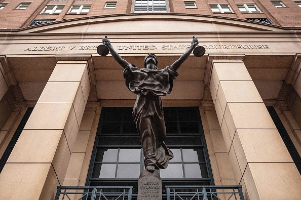 Le palais de justice fédéral Albert V. Bryan, lors du procès du membre de l'EI El Shafee Elsheikh, le "Beatle", à Alexandria, en Virginie, le 6 avril 2022. Photo de Jim WATSON / AFP via Getty Images.