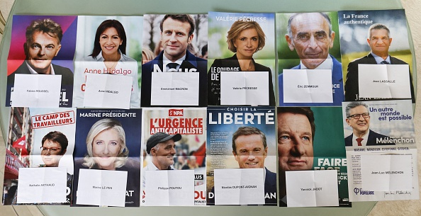 Programmes et des bulletins de vote des douze candidats, deux jours avant le premier tour de l'élection présidentielle2022.  (Photo : LUDOVIC MARIN/AFP via Getty Images)