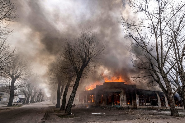Une maison brûle à la suite d'un bombardement, dans la région du Donbass, le 6 avril 2022, alors que l'Ukraine dit aux habitants de l'est du pays d'évacuer "maintenant" ou de "risquer la mort". Photo de FADEL SENNA/AFP via Getty Images.