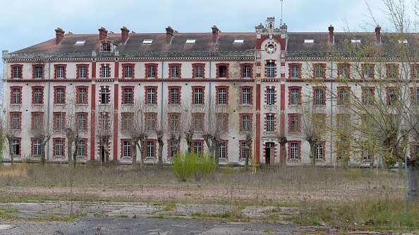L'ancienne caserne Gudin, construite au 19e siècle, est placée sous le régime de l'instance de classement des monuments historiques, à Montargis, dans le Val-de-Loire .(Photo : JEAN-FRANCOIS MONIER/AFP via Getty Images)