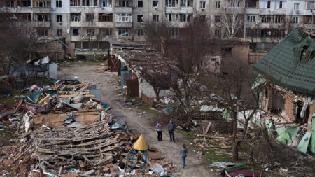 L’Ukraine s’efforce d’évacuer les civils dans l’Est, Zelensky annonce le pire à Borodianka