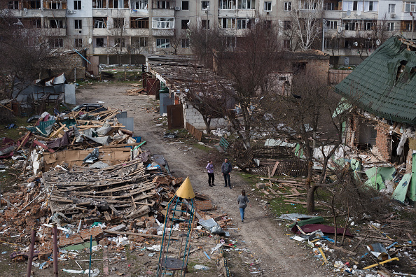 Des gens marchent dans un quartier résidentiel détruit le 7 avril 2022 à Borodianka, en Ukraine. Photo par Anastasia Vlasova/Getty Images.