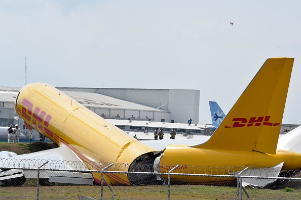 Le Boeing-757 s'est cassé en deux lors d'un atterrissage d'urgence sur la piste de l'aéroport de San José, au Costa Rica, le 7 avril 2022. (Photo : EZEQUIEL BECERRA/AFP via Getty Images)