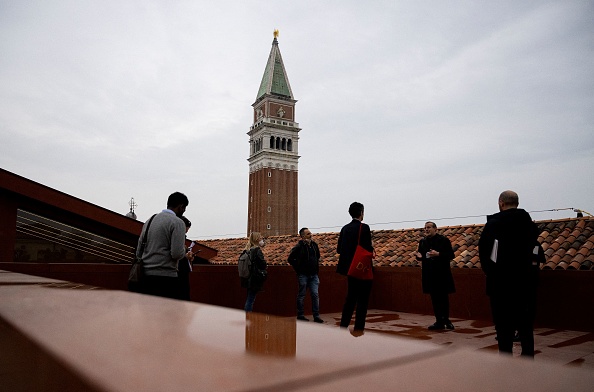 - Une terrasse au sommet du bâtiment Procuratie Vecchie, l'une des œuvres les plus pertinentes de l'architecture de la Renaissance italienne du XVIe siècle, le 30 mars 2022 à Venise. Photo de Tiziana FABI / AFP via Getty Images.