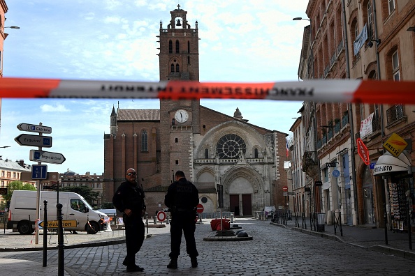 La cathédrale Saint-Étienne de Toulouse a été évacuée en pleine messe après qu'un homme a déposé un colis contenant un engin explosif artisanal. (Photo : MATTHIEU RONDEL/AFP via Getty Images)