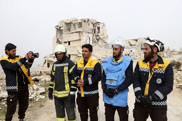 -Des membres de la défense civile syrienne connus sous le nom de Casques blancs parlent de leurs compétences en matière de sauvetage lors d'un tournage vidéo destiné aux sauveteurs ukrainiens, le 16 mars 2022. Photo OMAR HAJ KADOUR/AFP via Getty Images.