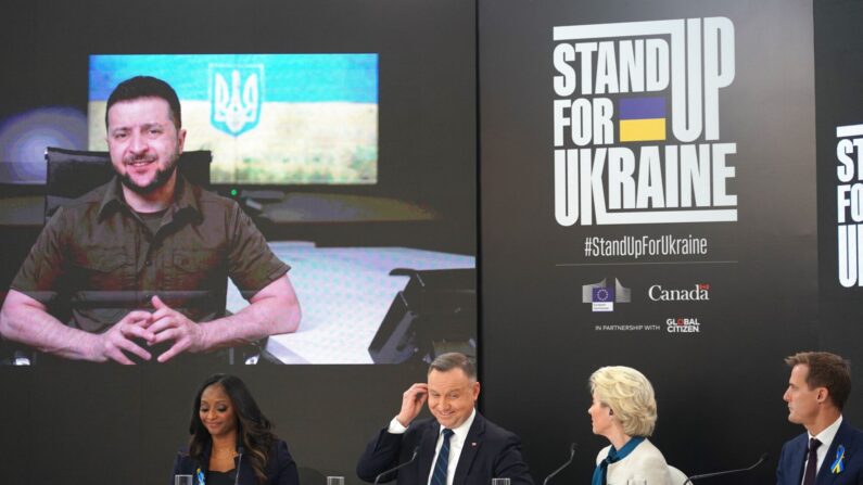 Le président ukrainien  Volodymyr Zelensky en Visio-conférence pour l'événement "Stand up for Ukraine", avec en bas à droite Ursula Van der Leyen  (Photo by JANEK SKARZYNSKI / AFP) (Photo by JANEK SKARZYNSKI/AFP via Getty Images)