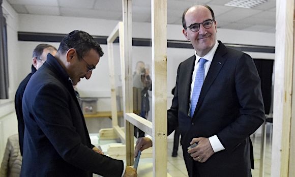 Jean Castex dépose son bulletin de vote pour le premier tour de l'élection présidentielle à Prades, le 10 avril 2022. (Photo : RAYMOND ROIG/AFP via Getty Images)