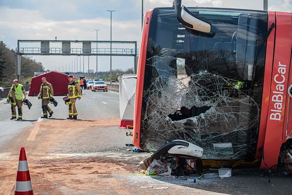 Au moins deux personnes sont mortes et plusieurs ont été blessées dans l'accident d' un car français BlaBlaCar sur l'autoroute E19 à Brecht, près d'Anvers en Belgique. (Photo : JONAS ROOSENS/BELGA/AFP via Getty Images)
