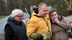 Près de Kiev, une femme pleure son fils de 23 ans, retrouvé dans une fosse