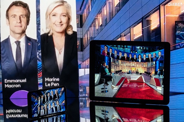 Emmanuel Macron  et Marine Le Pen sont qualifiés pour le second tour de la présidentielle. (Photo : LIONEL BONAVENTURE/AFP via Getty Images)
