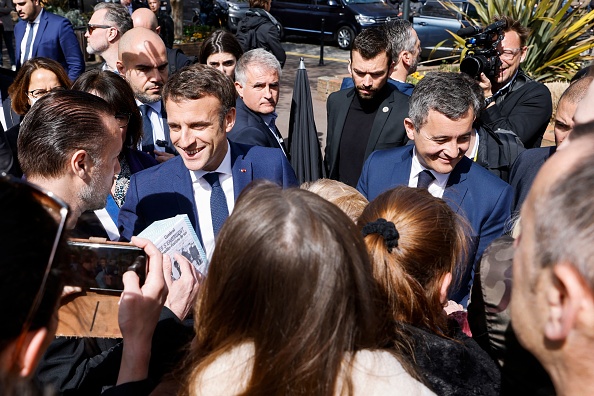 Emmanuel Macron et le ministre français de l'Intérieur, Gerald Darmanin, lors d'une visite d'une journée dans les Hauts-de-France, le 11 avril 2022. (LUDOVIC MARIN/AFP via Getty Images)