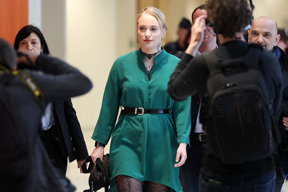  Mila arrive à l'audience du procès où six nouveaux prévenus sont accusés de harcèlement en ligne et de menaces de mort à l'encontre de la jeune femme, le 11 avril 2022 à Paris.(Photo : THOMAS COEX/AFP via Getty Images)