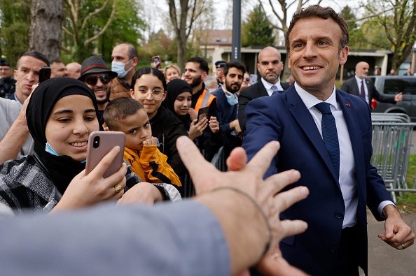 Emmanuel Macron lors d'une visite de campagne d'une journée dans la région Grand-Est, à Mulhouse, dans l'est de la France, le 12 avril 2022. (LUDOVIC MARIN/AFP via Getty Images)