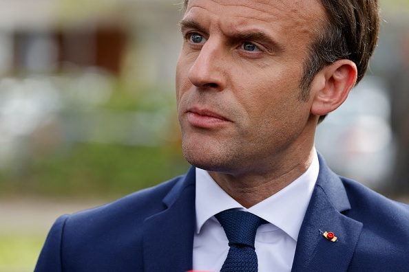 Emmanuel Macron, lors d'une visite à Mulhouse, dans l'est de la France, le 12 avril 2022. (LUDOVIC MARIN/AFP via Getty Images)