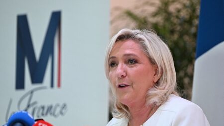 Présidentielle 2022 : Marine Le Pen se plaint « d’interviews annulées suite au refus d’Emmanuel Macron »