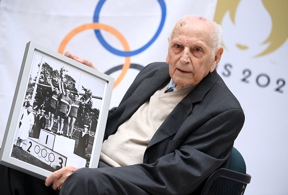 Le cycliste Charles Coste juste avant de recevoir la Légion d'honneur des mains de Tony Estanguet, président du comité d'organisation des jeux de Paris 2024. (FRANCK FIFE/AFP via Getty Images)