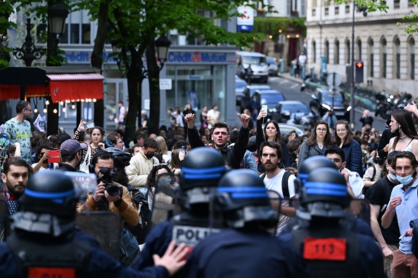 Des étudiants manifestent devant l'université de la Sorbonne, à Paris, le 14 avril 2022, à dix jours du second tour de l'élection présidentielle.  (Photo : EMMANUEL DUNAND/AFP via Getty Images)