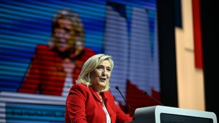 Marine Le Pen veut réintégrer les 15.000 soignants suspendus si elle est élue présidente