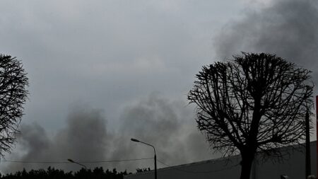 Ukraine: une usine militaire visée par un bombardement à Kiev (AFP)